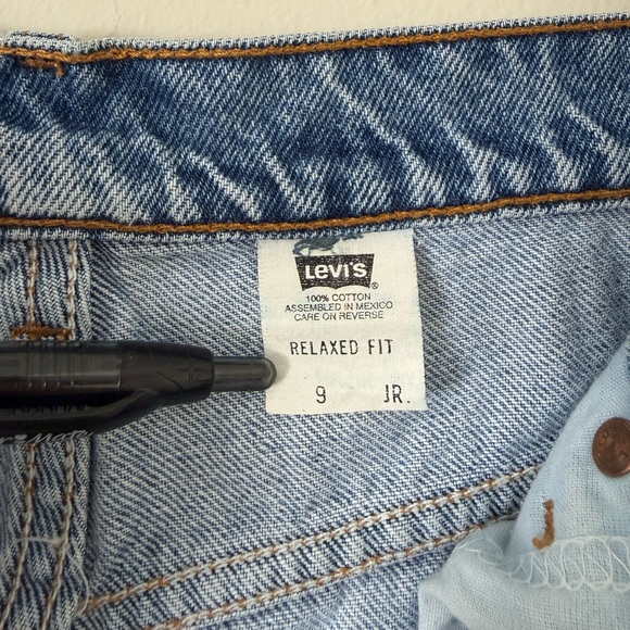 VTG Levi's 647 Denim Shorts Jr Womens 9 Light Wash 90s HighRise Mom 6.5” Shorts - Picture 4 of 14
